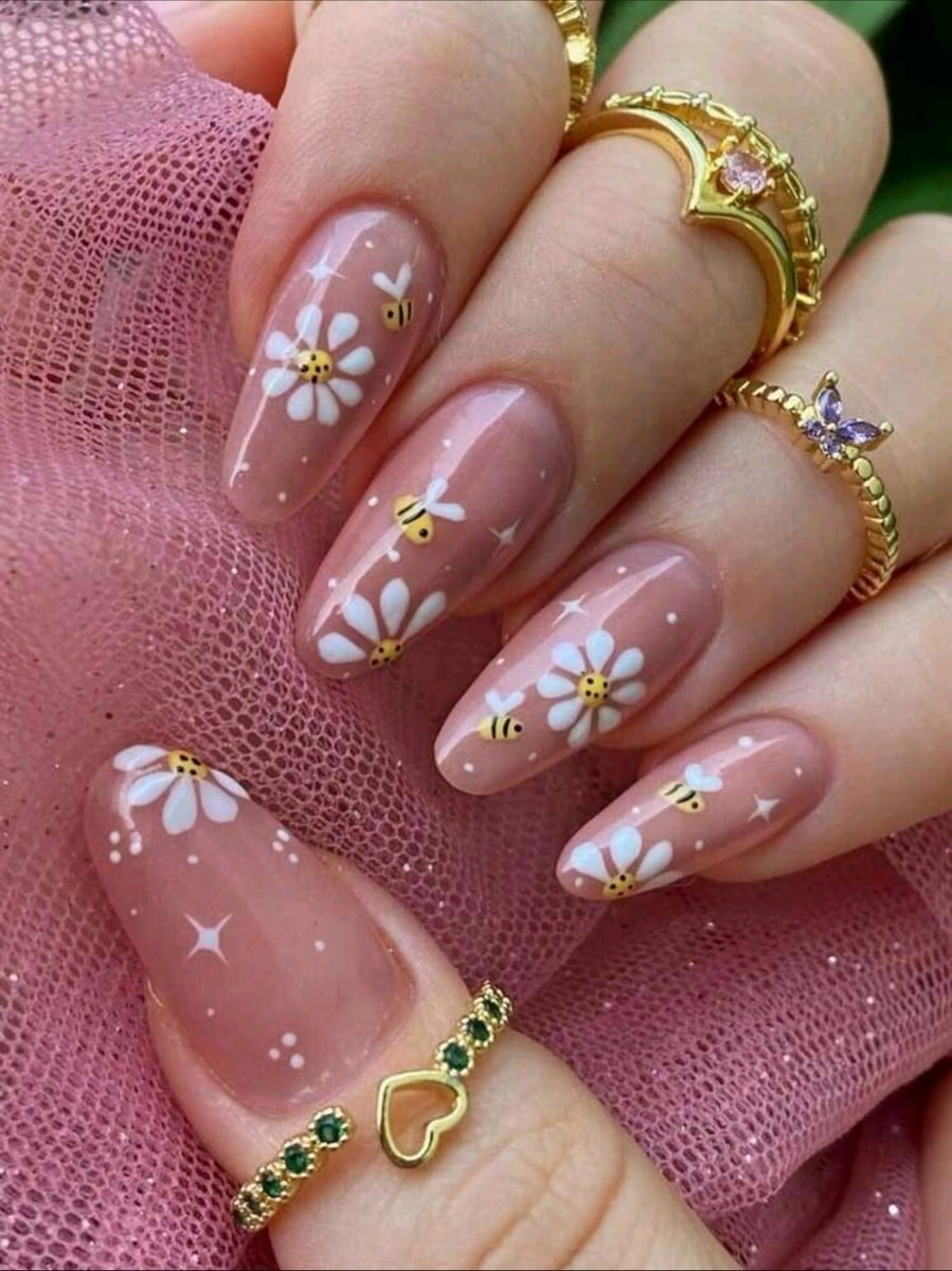 Medium Almond Bee and Daisy Nails — Cute Medium Nails