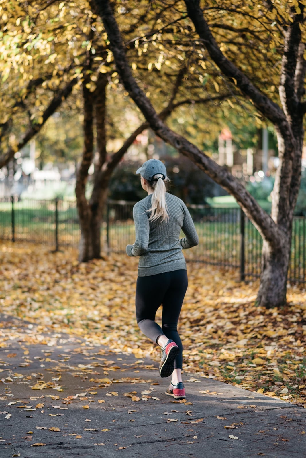 Grey Long-Sleeve Top and Black Leggings for Autumn — Cute Running Outfits
