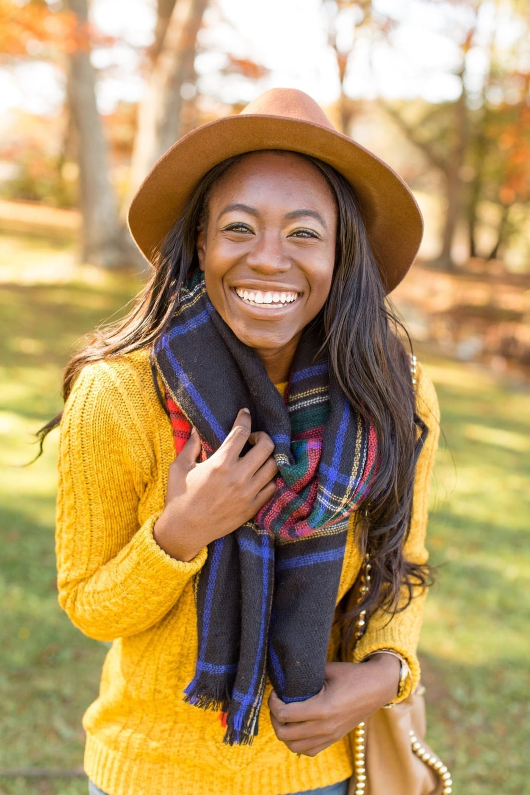 Yellow Knit Sweater with Plaid Scarf, Close-Up Take Yellow Knit Sweater with Plaid Scarf, Close-Up Take — Cute Simple Outfits