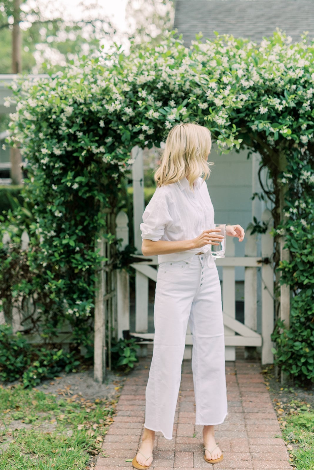 Monochromatic White Wide-Leg Outfit With Flat Sandals — Cute Unique Outfits