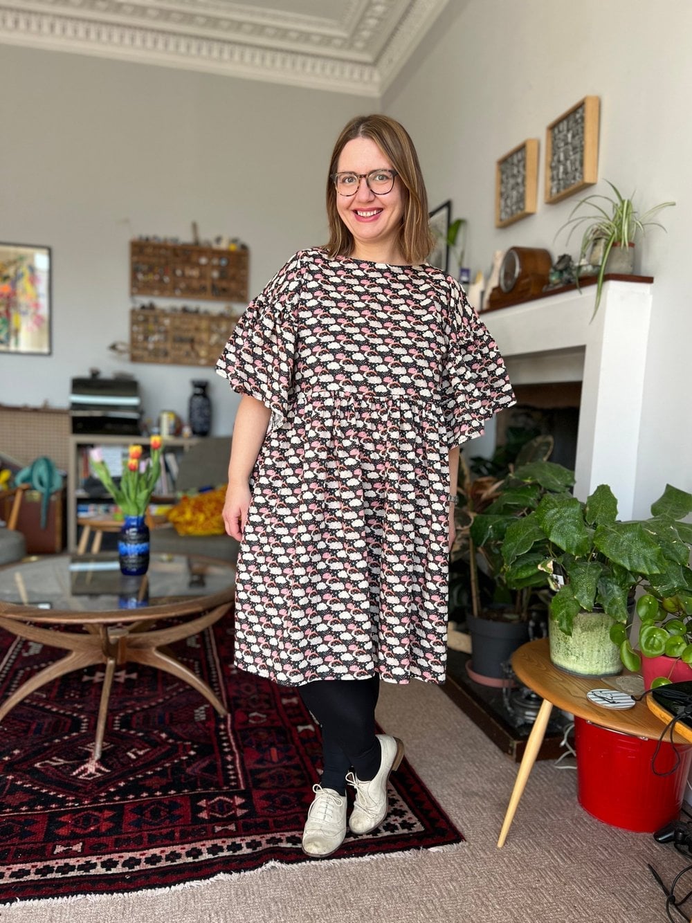Printed Oversized Shift Dress With Leggings and Sneakers Printed Oversized Shift Dress With Leggings and Sneakers — DIY Dress Designs