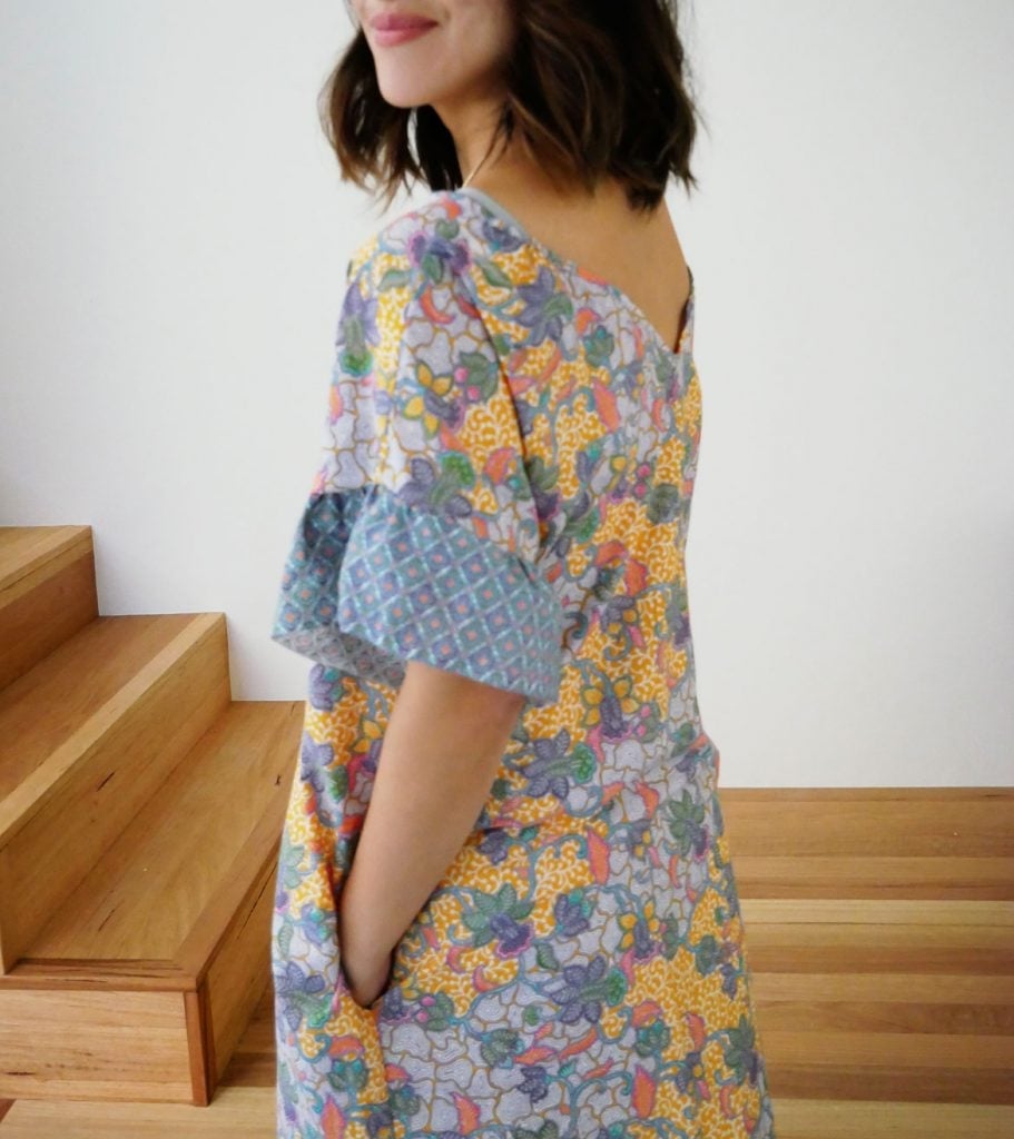 Short Sleeve Dress With Vibrant Floral Print and Contrasting Sleeves Short Sleeve Dress With Vibrant Floral Print and Contrasting Sleeves — DIY Dress Designs