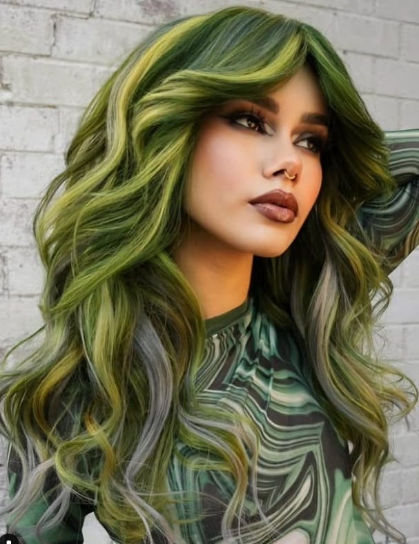 Mid-Back Wavy Hair With Green Tones Mid-Back Wavy Hair With Green Tones — Dye Hair Inspiration