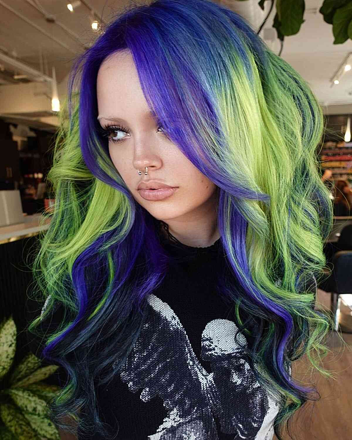 Mid-Back Wavy Hair With Blue Green Split Dye Mid-Back Wavy Hair With Blue Green Split Dye — Dye Hair Inspiration
