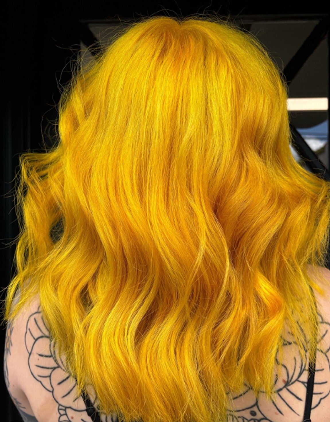 Mid-Back Wavy Hair In Bright Yellow Mid-Back Wavy Hair In Bright Yellow — Dye Hair Inspiration