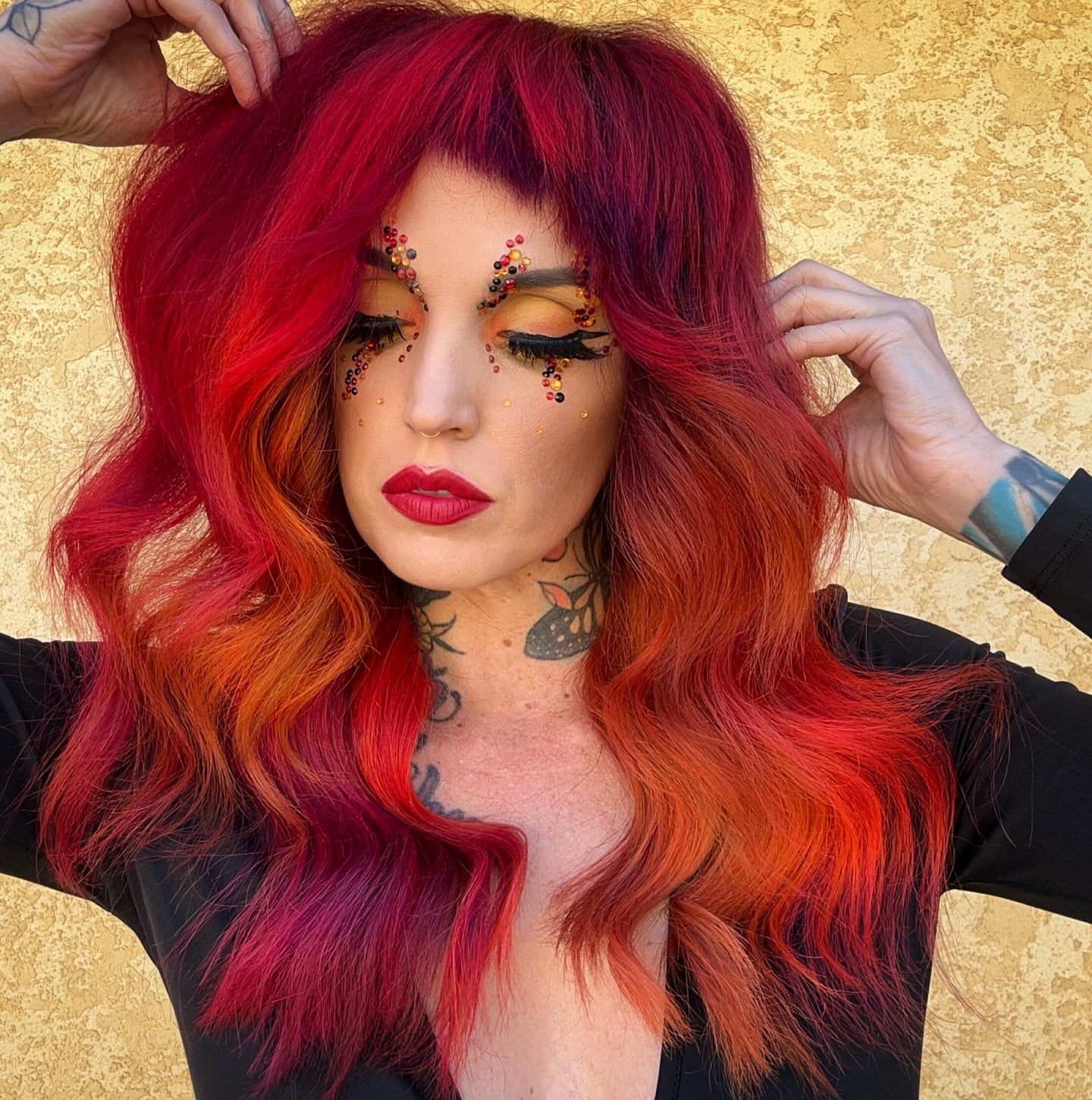 Mid-Back Wavy Hair With Red Orange Gradient Mid-Back Wavy Hair With Red Orange Gradient — Dye Hair Inspiration