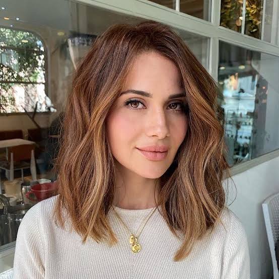 Collarbone Lob With Lived-In Highlights Collarbone Lob With Lived-In Highlights — Dye Hair Inspiration