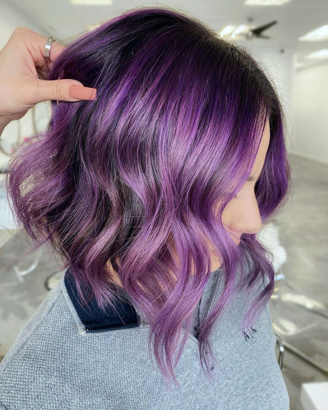 Chin Bob With Purple Highlights Chin Bob With Purple Highlights — Dye Hair Inspiration