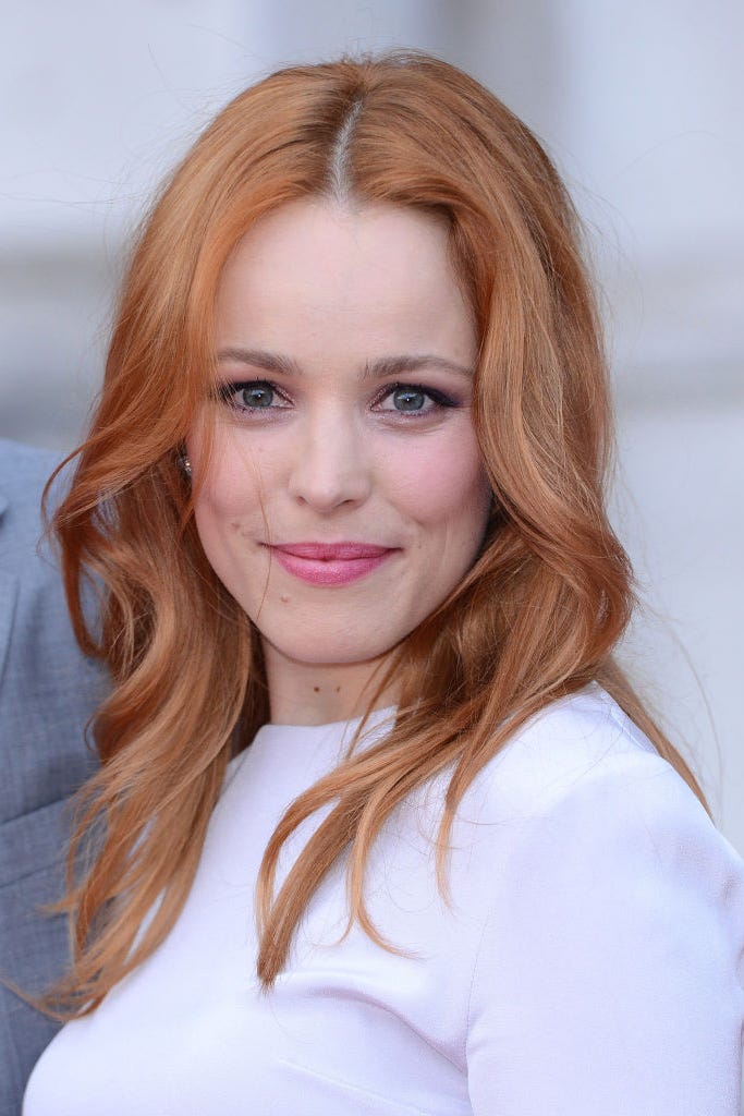 Mid-Back Wavy Hair With Honey Balayage, Close-Up Take Mid-Back Wavy Hair With Honey Balayage, Close-Up Take — Dye Hair Inspiration