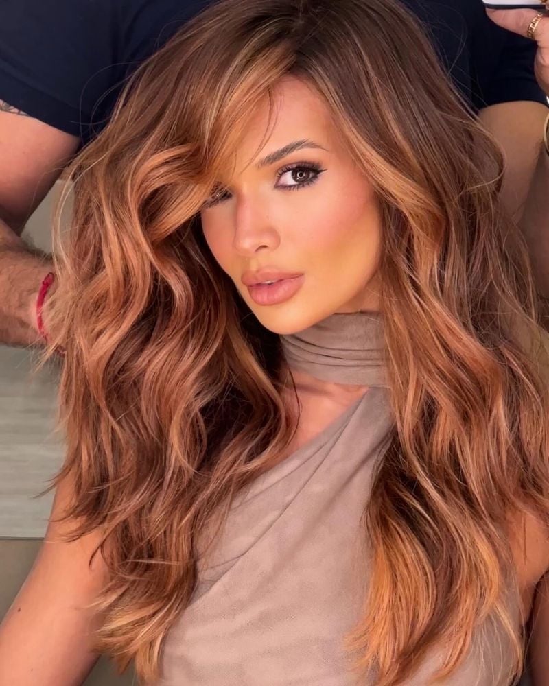 Mid-Back Wavy Hair With Honey Balayage Mid-Back Wavy Hair With Honey Balayage — Dye Hair Inspiration
