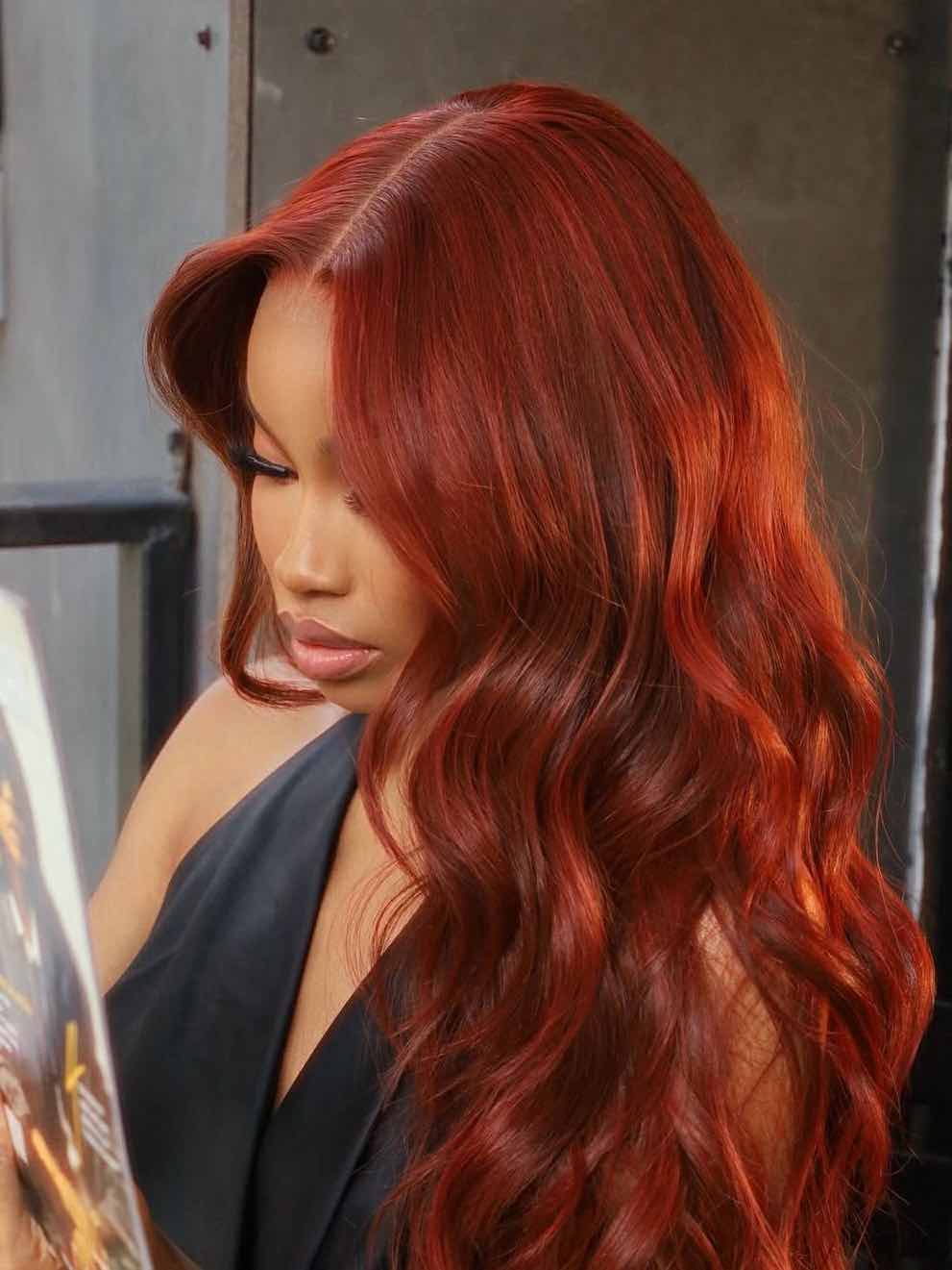 Mid-Back Wavy Hair With Copper Undertones Mid-Back Wavy Hair With Copper Undertones — Dye Hair Inspiration