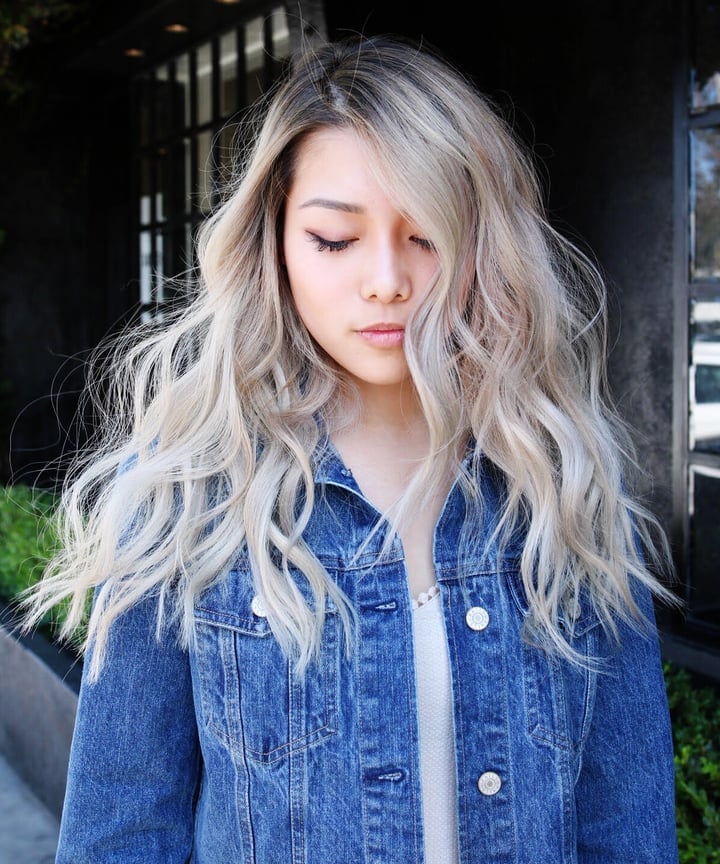 Long Wavy Hair With Ash Blonde Root Shadow Long Wavy Hair With Ash Blonde Root Shadow — Dye Hair Inspiration
