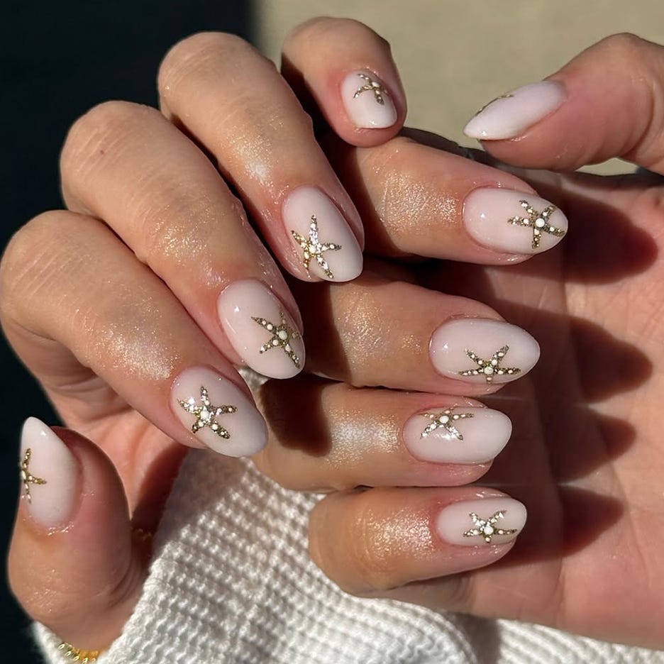 29 Holiday Nail Ideas That Are Perfect For Summer Jet-Setting