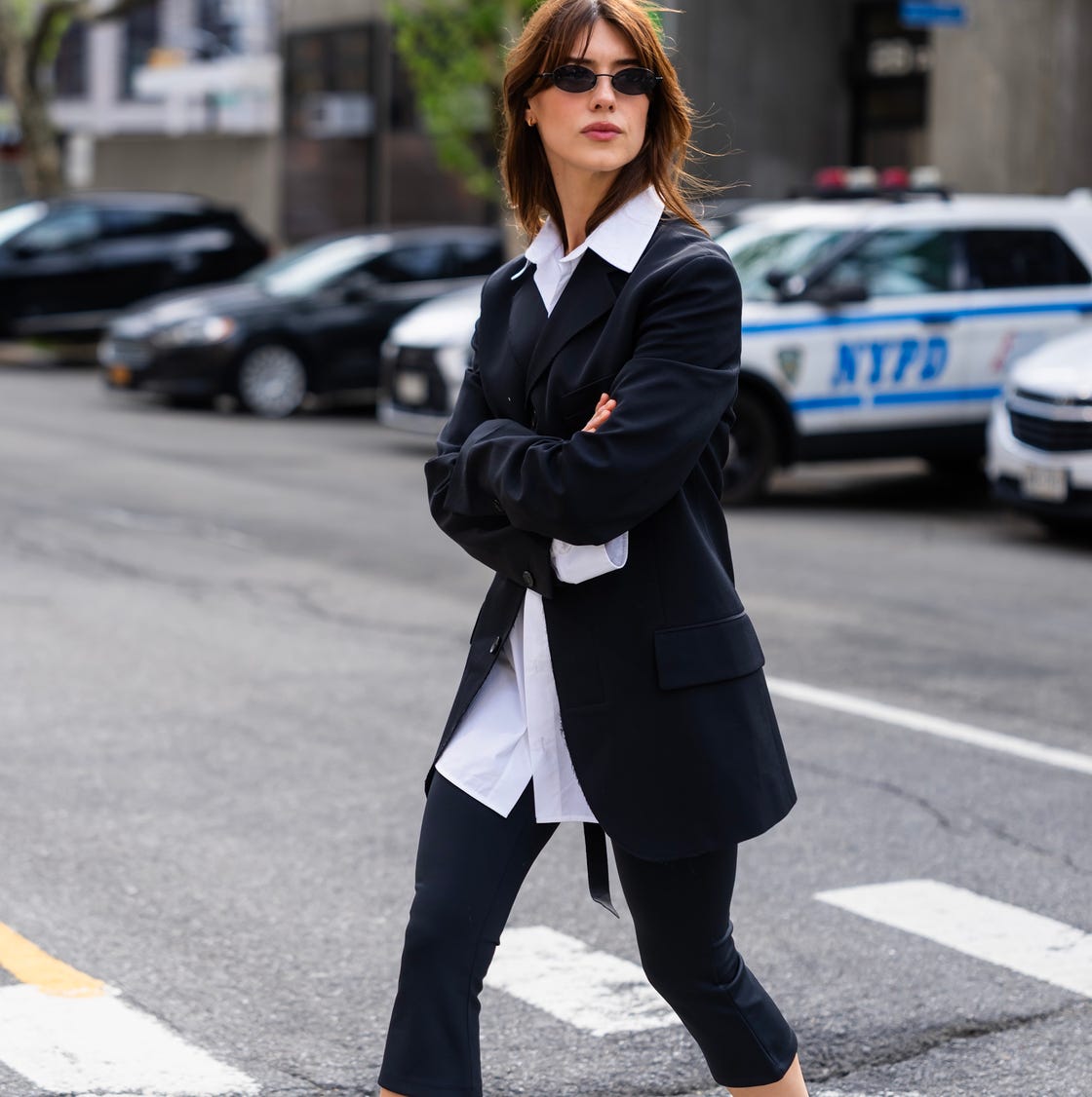 Black Capri Pants With Oversized Blazer Workwear — Elegant Black Capri Pants Outfit