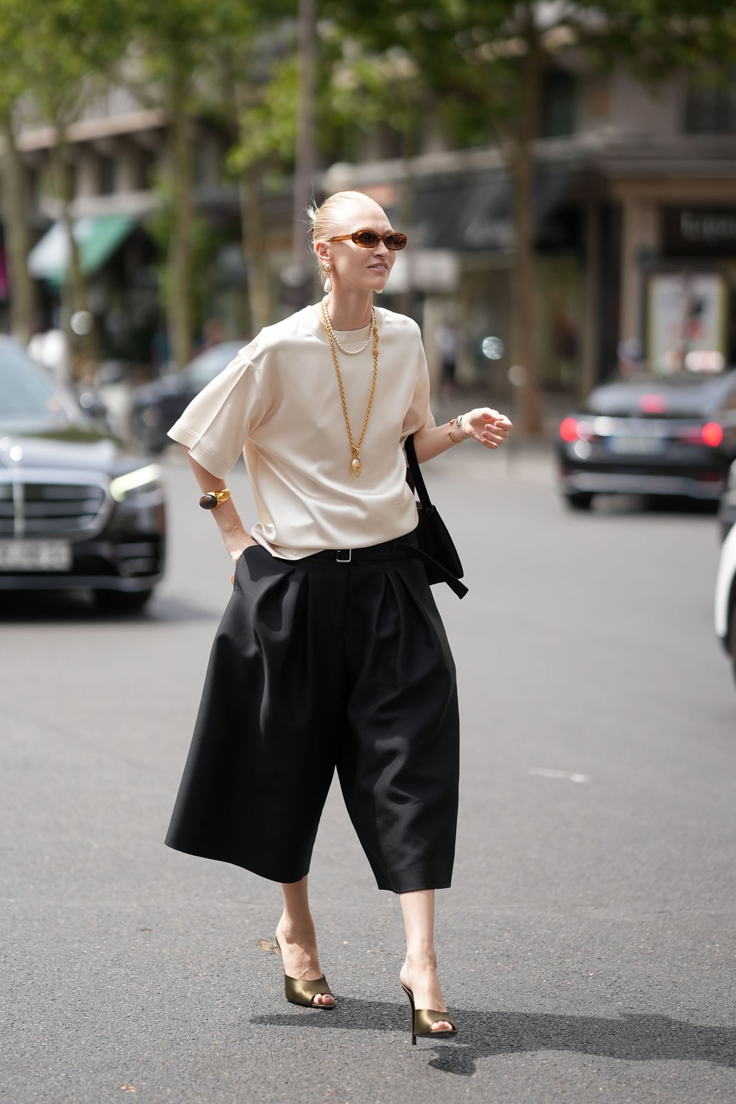 Black Capri Pants With Oversized White Shirt — Elegant Black Capri Pants Outfit