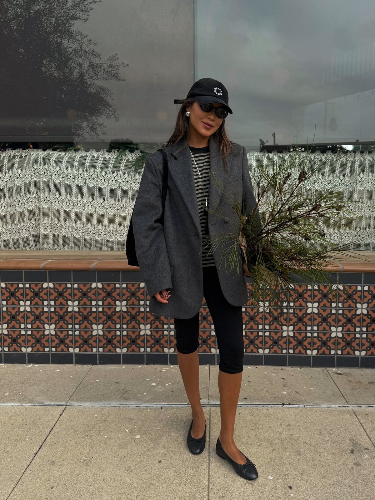 Black Capri Pants With Oversized Grey Blazer — Elegant Black Capri Pants Outfit