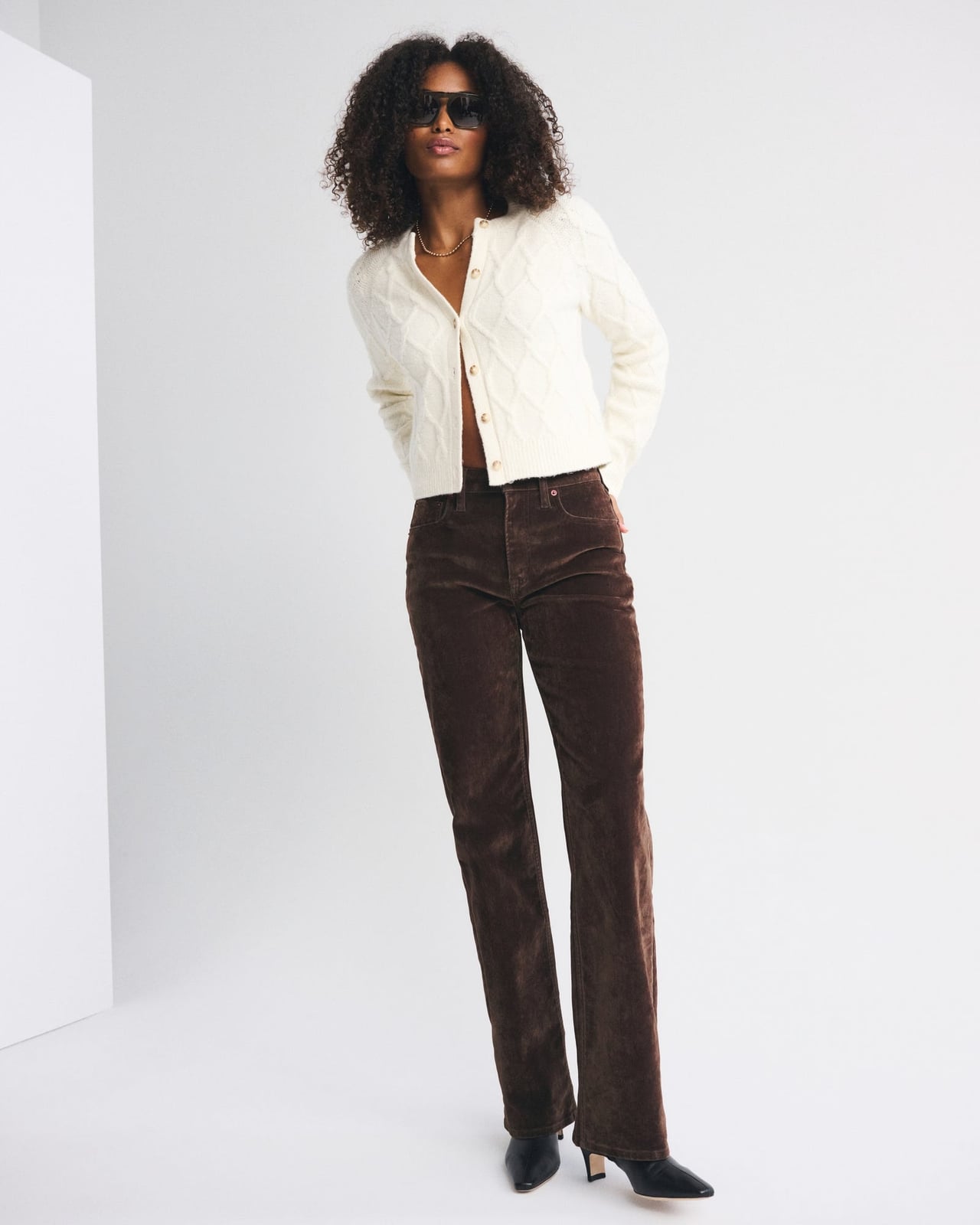 Brown Corduroy Straight Leg Jeans with Cream Cardigan, Close-Up Take Brown Corduroy Straight Leg Jeans with Cream Cardigan, Close-Up Take — Elegant Brown Jeans Outfits