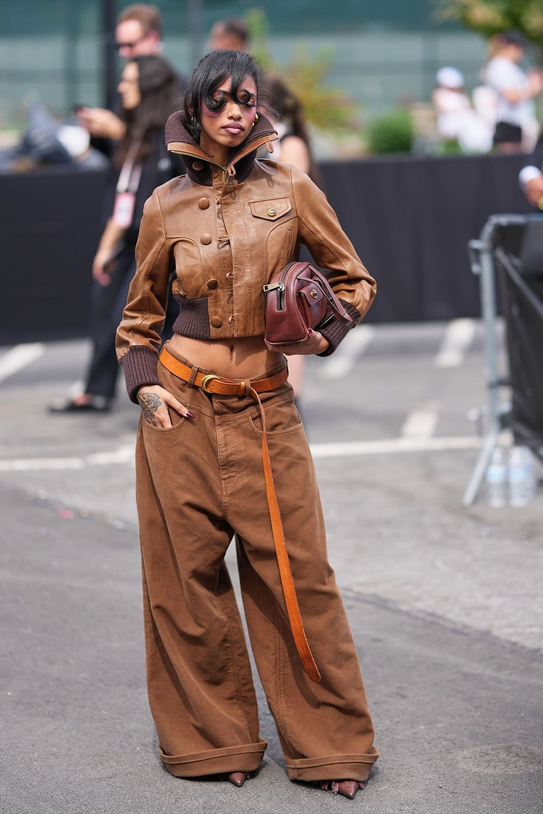 Oversized Brown Baggy Jeans with Shearling Collar, Close-Up Take Oversized Brown Baggy Jeans with Shearling Collar, Close-Up Take — Elegant Brown Jeans Outfits