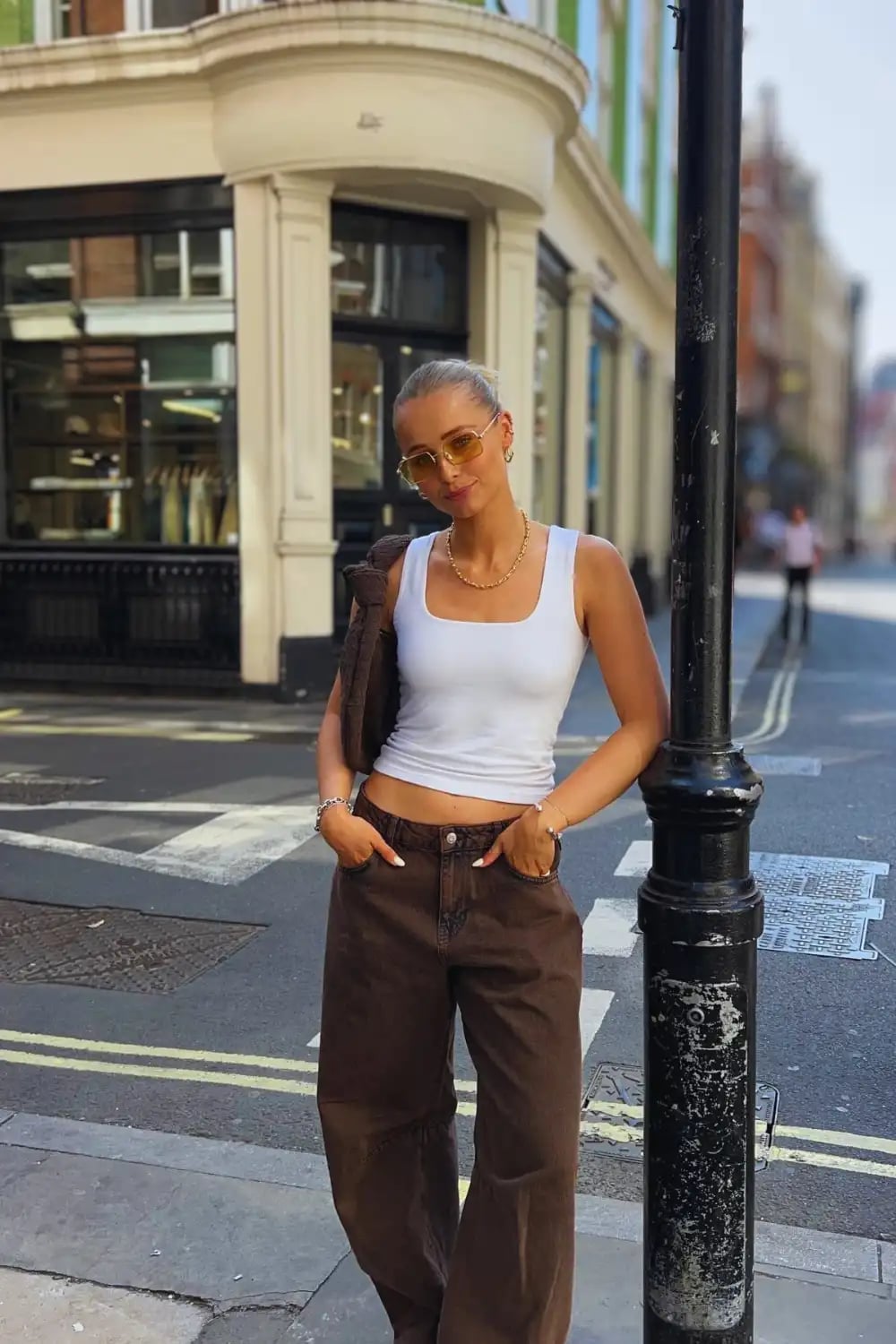 Brown Wide Leg Jeans with White Tank Top and Gold, Close-Up Take Brown Wide Leg Jeans with White Tank Top and Gold, Close-Up Take — Elegant Brown Jeans Outfits