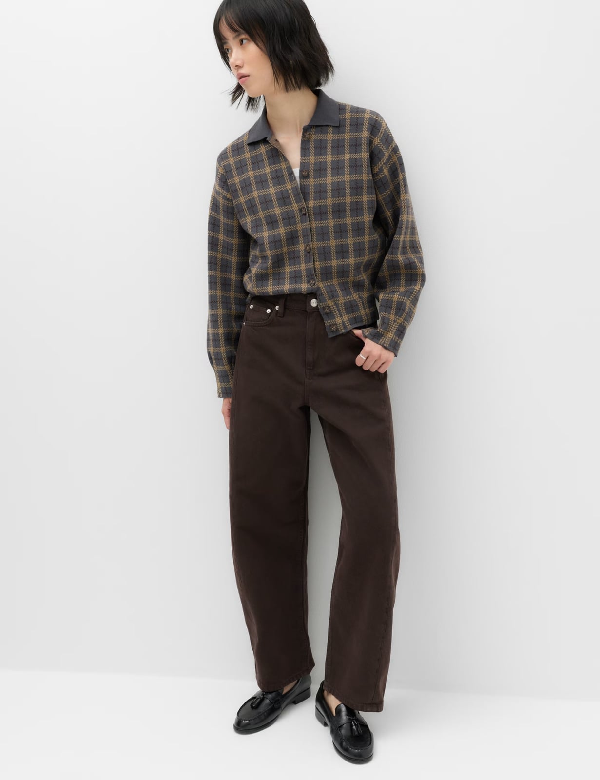 Brown Relaxed Fit Jeans with Plaid Cardigan and Black Loafers Brown Relaxed Fit Jeans with Plaid Cardigan and Black Loafers — Elegant Brown Jeans Outfits