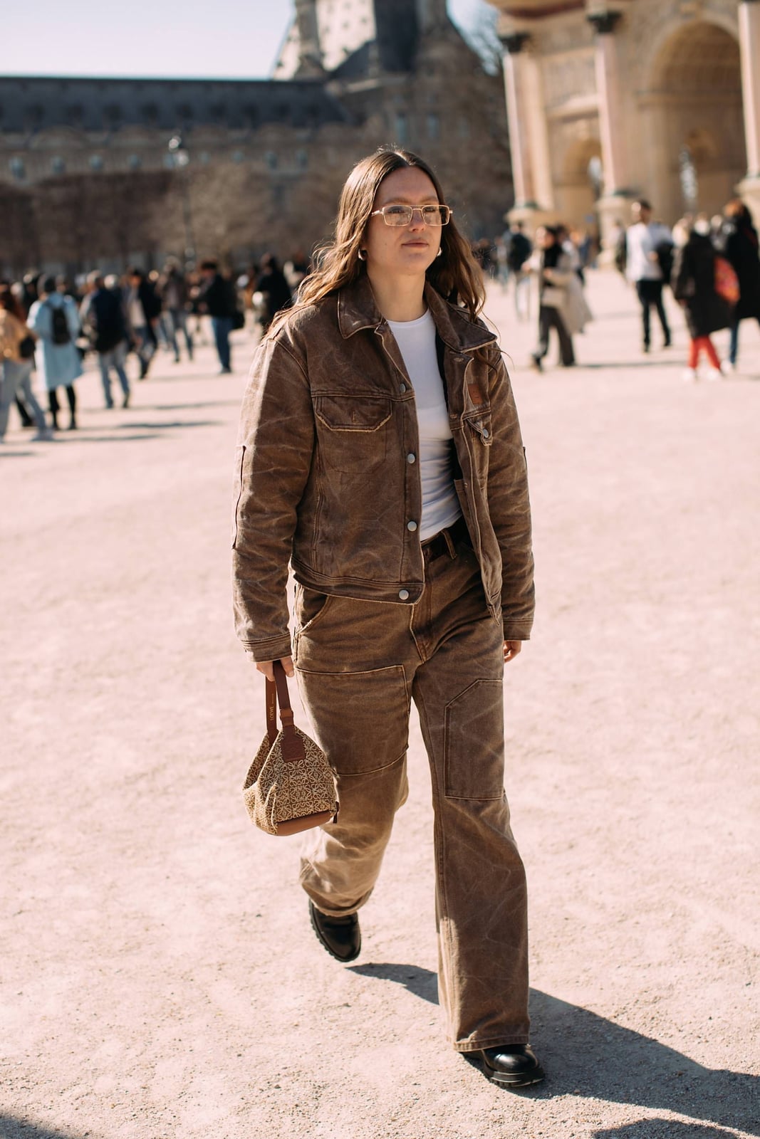 Matching Brown Denim Set with White T-Shirt and Woven Patterned Bag Matching Brown Denim Set with White T-Shirt and Woven Patterned Bag — Elegant Brown Jeans Outfits