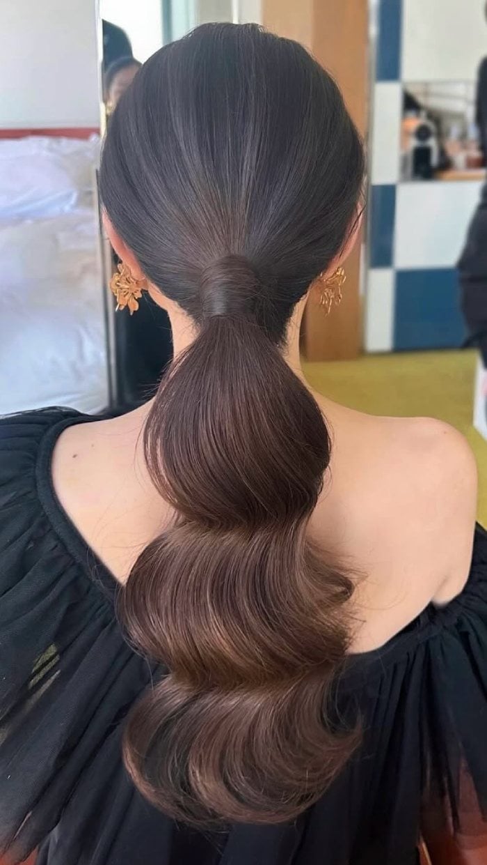 Collarbone Length Blonde Ponytail With Soft Waves Collarbone Length Blonde Ponytail With Soft Waves — Elegant Low Ponytail Hairstyles