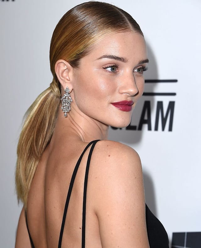 Sleek Collarbone Length Blonde Ponytail With Root Shadow Sleek Collarbone Length Blonde Ponytail With Root Shadow — Elegant Low Ponytail Hairstyles