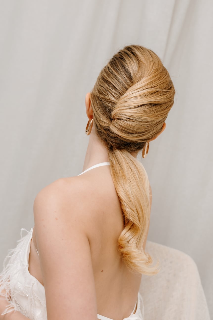 Collarbone Length Blonde Ponytail With Twisted Crown Detail Collarbone Length Blonde Ponytail With Twisted Crown Detail — Elegant Low Ponytail Hairstyles