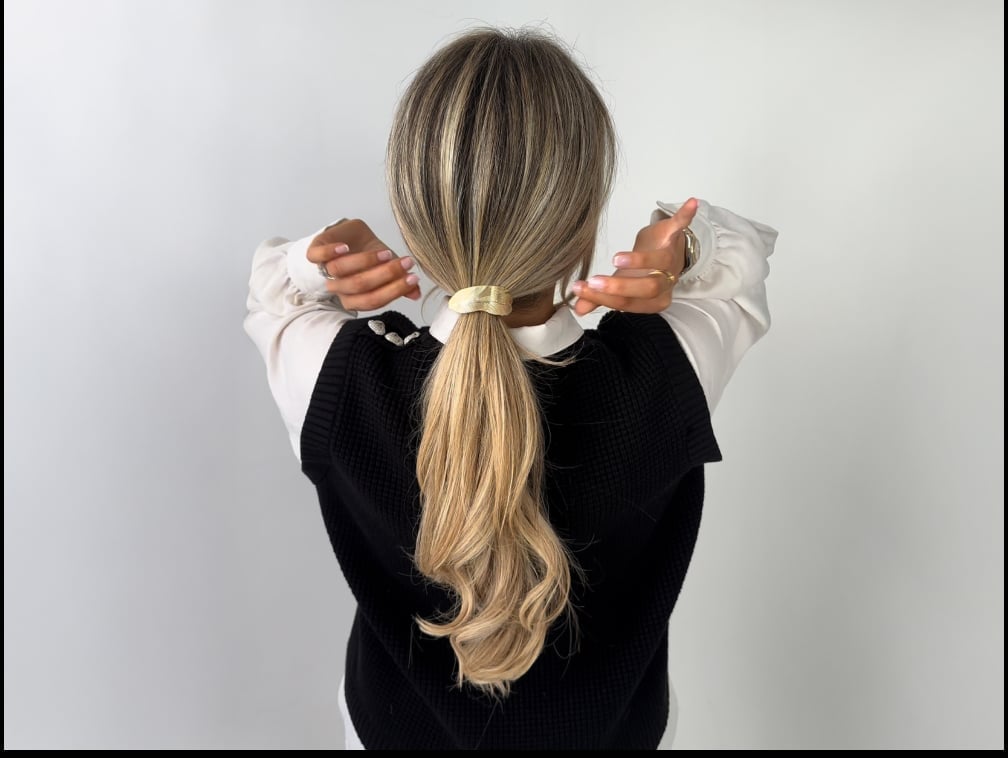 Mid-Back Blonde Ponytail With Textured Waves and Lowlights Mid-Back Blonde Ponytail With Textured Waves and Lowlights — Elegant Low Ponytail Hairstyles