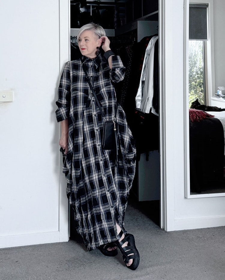 Oversized Plaid Maxi Dress With Platform Sandals Oversized Plaid Maxi Dress With Platform Sandals — Elegant Rock Outfits