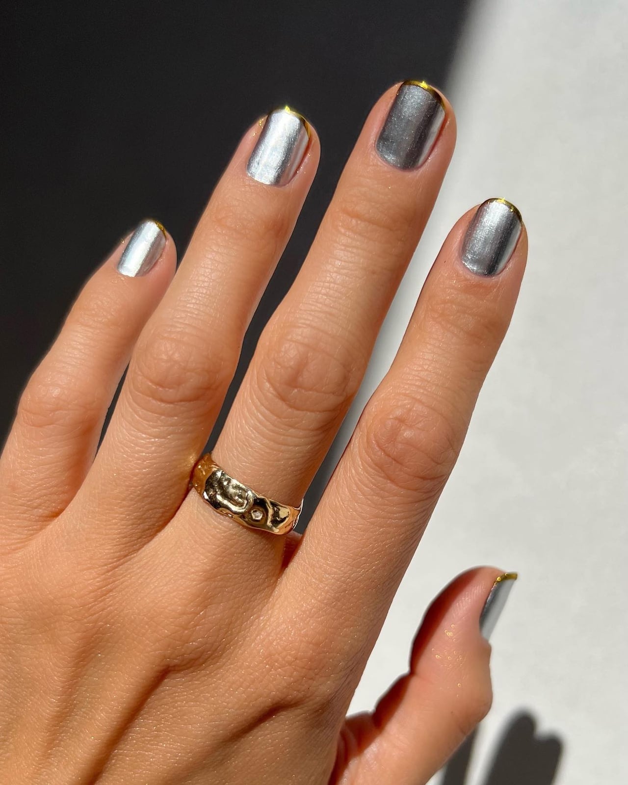 Short Square Silver Gold Line Nails, Metallic Short Square Silver Gold Line Nails, Metallic — Elegant Silver Nails