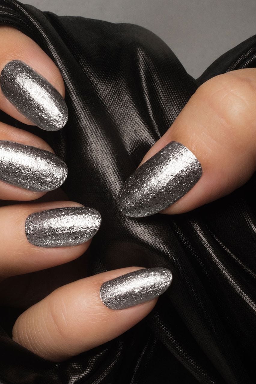 Short Oval Dense Silver Glitter Nails Short Oval Dense Silver Glitter Nails — Elegant Silver Nails
