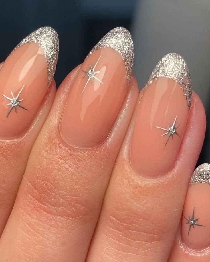 High-Shine Chrome Silver Short Oval Nails High-Shine Chrome Silver Short Oval Nails — Elegant Silver Nails