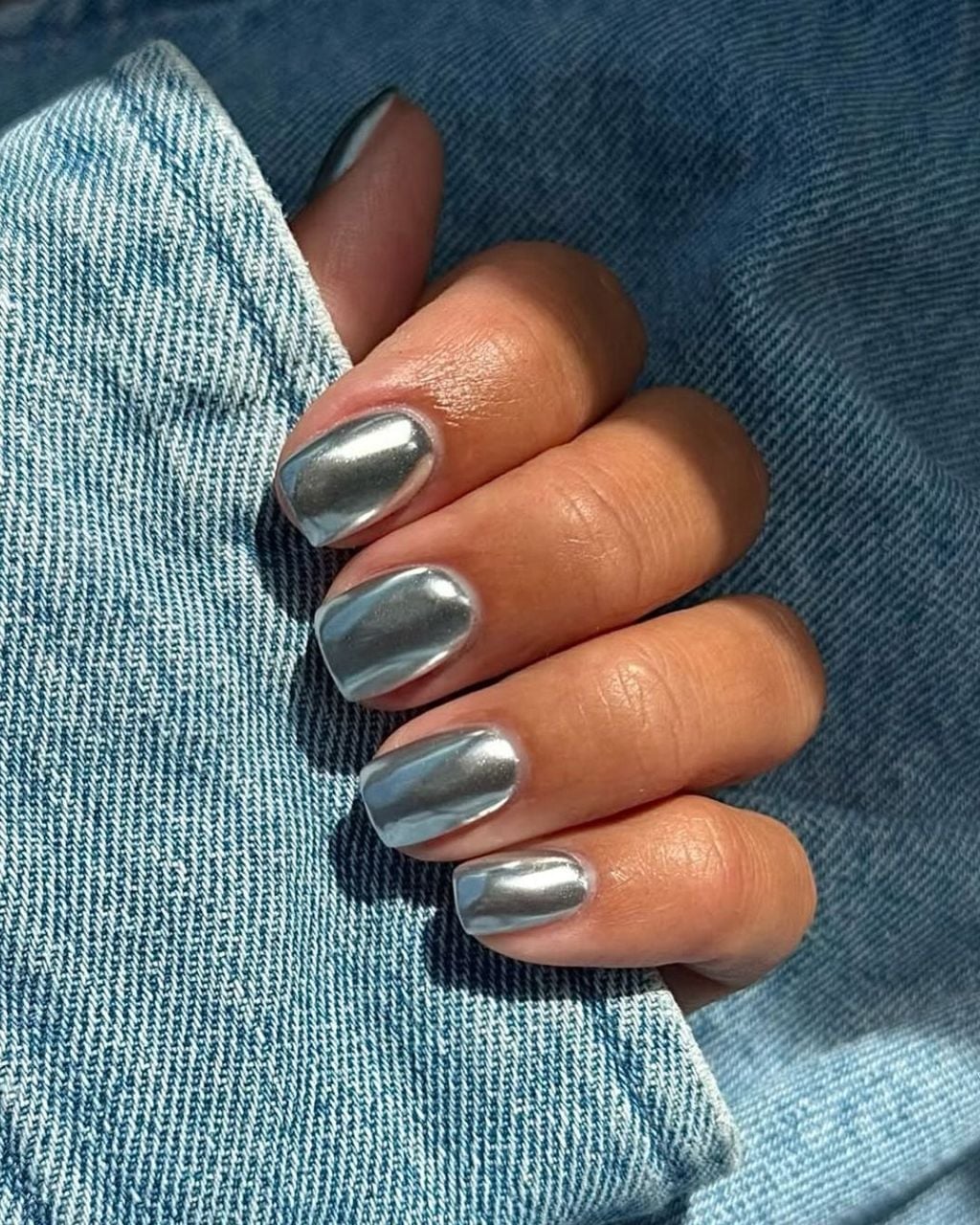 Short Oval Glossy Chrome Silver Nails, Close-Up Take Short Oval Glossy Chrome Silver Nails, Close-Up Take — Elegant Silver Nails