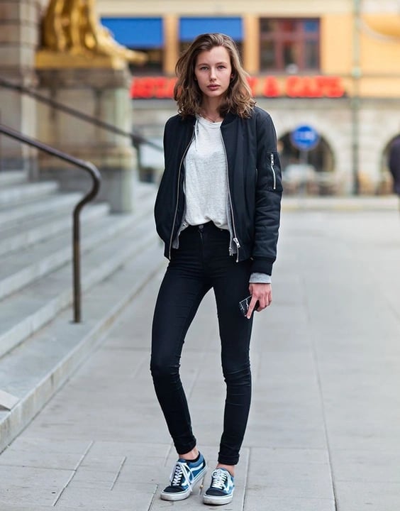 Grey T-Shirt Under Bomber Jacket with Skinny Jeans Grey T-Shirt Under Bomber Jacket with Skinny Jeans — Elegant Tshirt Outfit