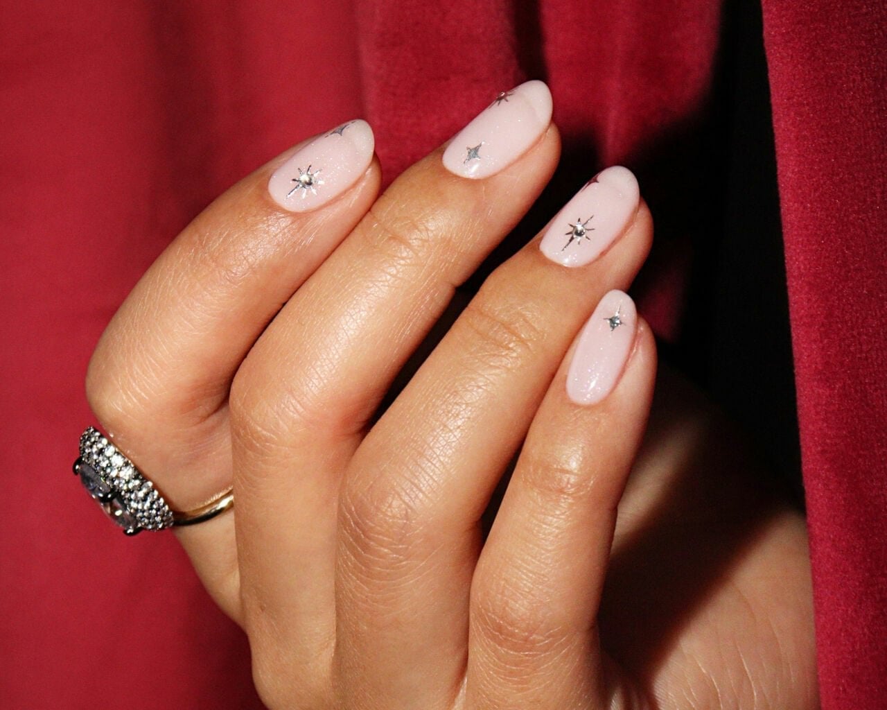 Short Oval Sheer Pink Star Accents — Gel Nail Art Ideas