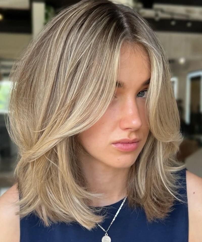 Honey Blonde Collarbone Lob With Waves Honey Blonde Collarbone Lob With Waves — Medium Hair Ideas