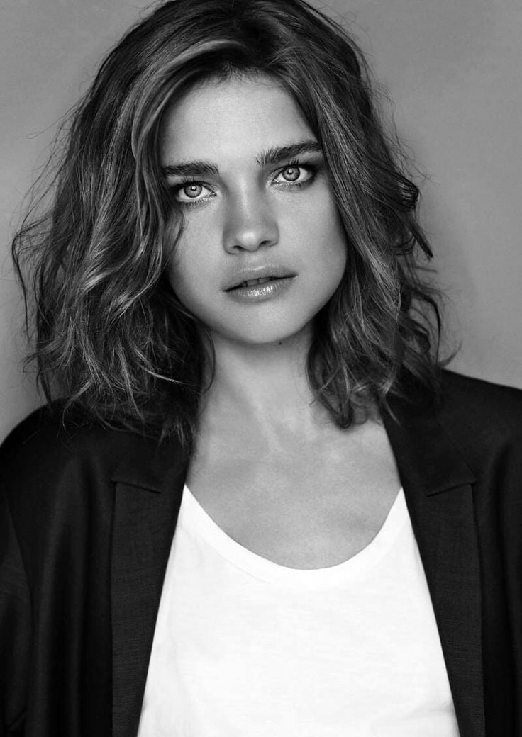 Ash Blonde Collarbone Layers With Curtain Bangs Ash Blonde Collarbone Layers With Curtain Bangs — Medium Hair Ideas