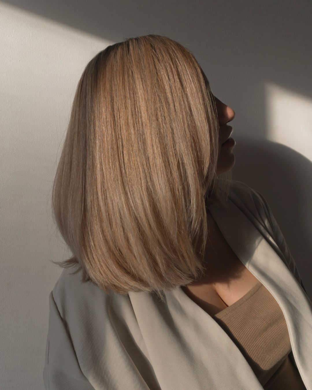 Honey Blonde Blunt Bob With Glossy Finish Honey Blonde Blunt Bob With Glossy Finish — Medium Hair Ideas