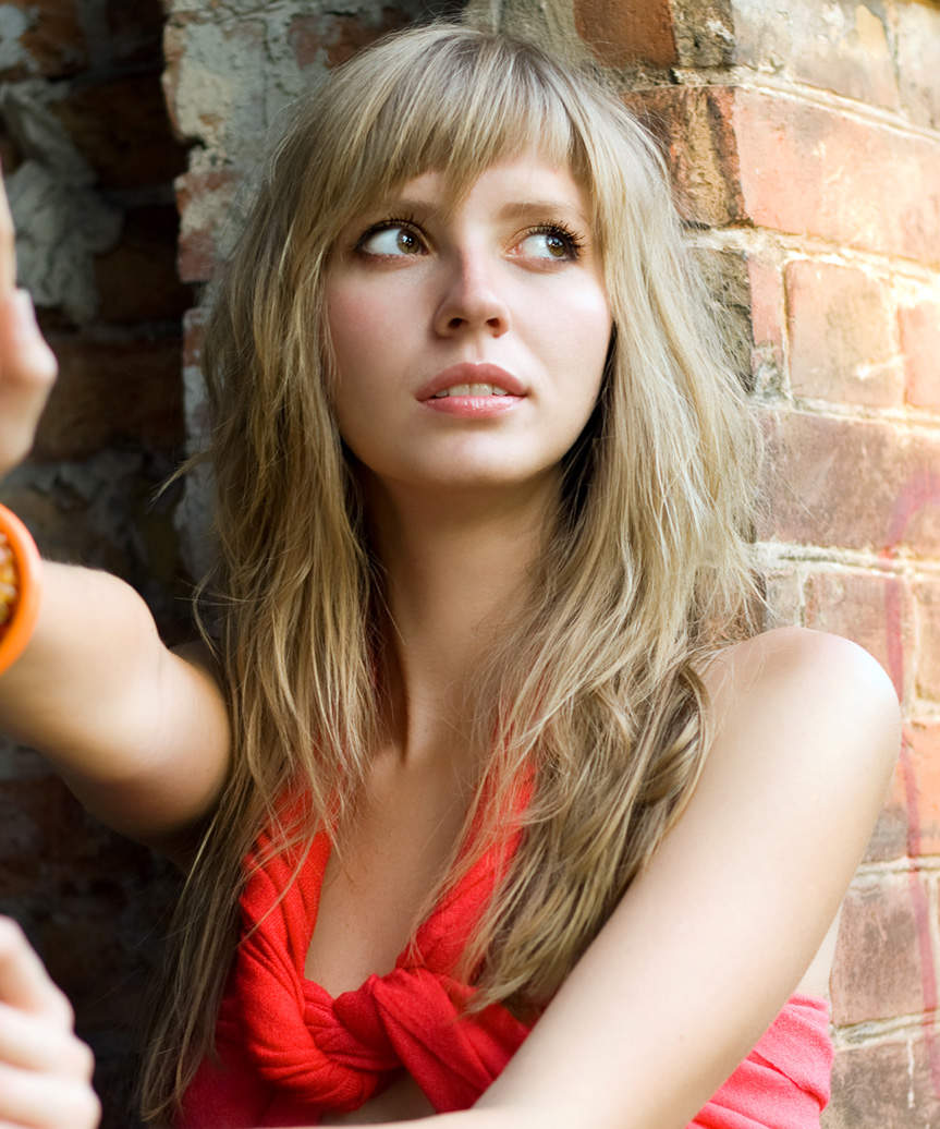 Mid-Back Blonde Shag With Wispy Bangs Mid-Back Blonde Shag With Wispy Bangs — Modern Shag Inspo