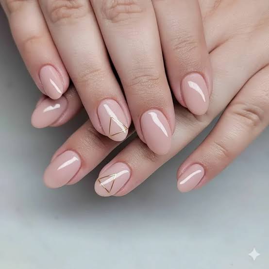 Short Oval Nude With Minimalist Gold Triangles Short Oval Nude With Minimalist Gold Triangles — Nails Easy Ideas