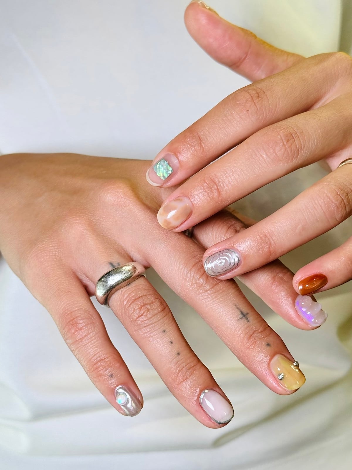 Abstract Art Short Almond Nails Abstract Art Short Almond Nails — Russian Manicure Designs