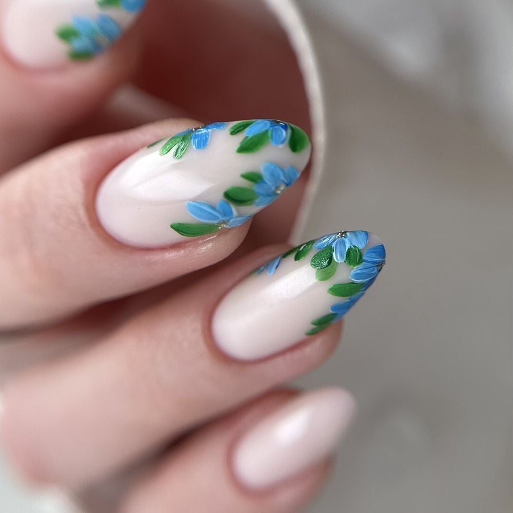 Floral Design Short to Medium Oval Nails Floral Design Short to Medium Oval Nails — Russian Manicure Designs