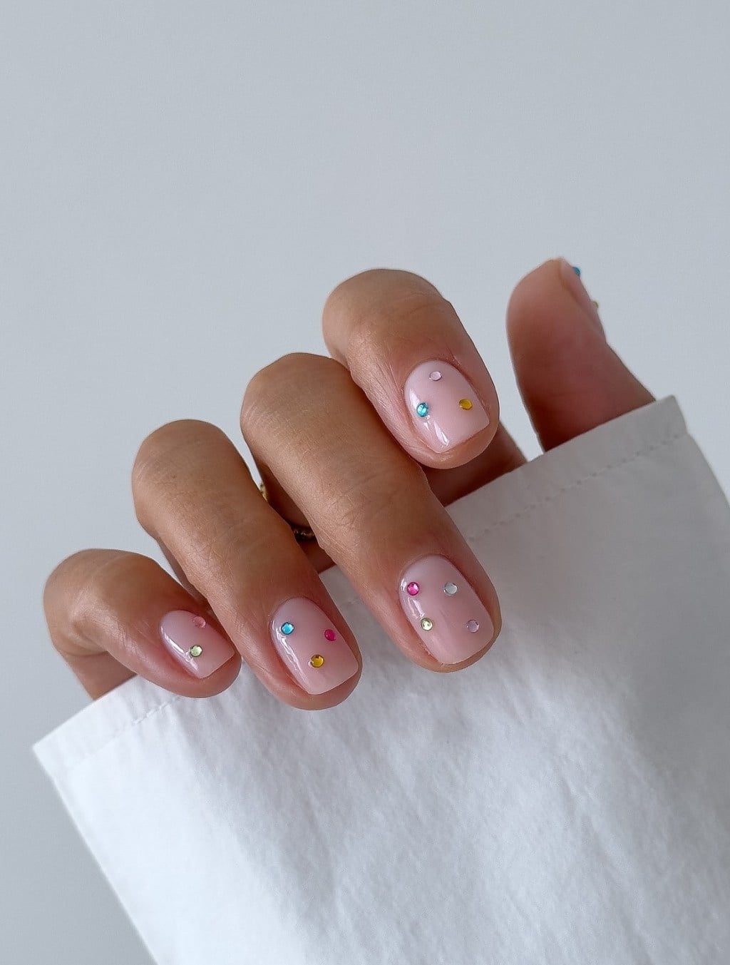 Sheer Pink Scattered Rhinestone Short Square Nails Sheer Pink Scattered Rhinestone Short Square Nails — Short Nail Art Ideas
