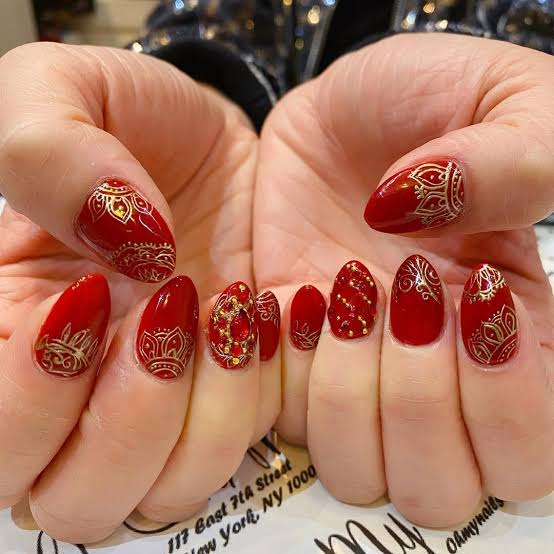 Red Gold Intricate Pattern Short Almond Red Gold Intricate Pattern Short Almond — Short Nails Color Designs