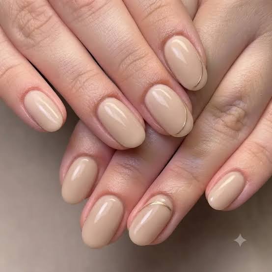 Milky Nude With Gold Line Short Oval Milky Nude With Gold Line Short Oval — Short Nails Color Designs