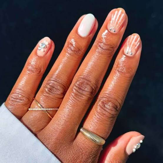 Short Square Nails With White Shells And Silver Dots — Simple 3D Nails