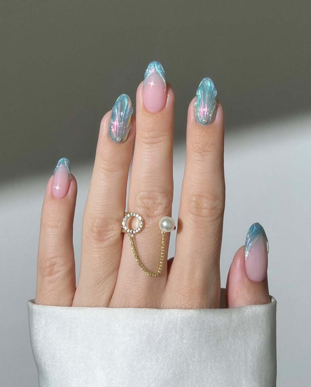 Medium Oval Nails With Iridescent Blue-Green Tips — Simple 3D Nails