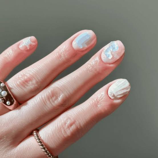 Short Oval Nails With Abstract Textured Shapes — Simple 3D Nails