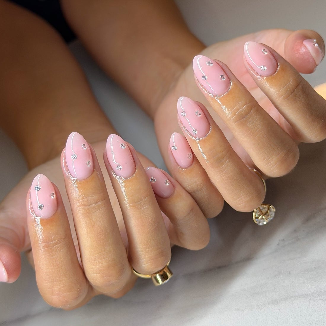 Light Pink Almond Nails With Scattered Rhinestones Light Pink Almond Nails With Scattered Rhinestones — Simple Almond Nails